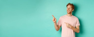 Hayalperest, kızıl saçlı, gülümseyen ve sol üst köşeye hayranlıkla bakan yakışıklı bir adam. Boşluğu kopyala