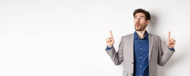 İş elbisesi giymiş harika sakallı bir adam kafasını kaldırıp 