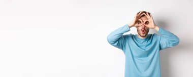 Şuna bir bak. Etkileyici bir genç adam müthiş bir reklam görüyor, el dürbününden bakıyor ve 