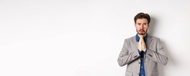 Zavallı mızmız işadamı kredi istiyor, yardıma ihtiyacı var ve sana yalvarıyor, hıçkıra hıçkıra ağlıyor ve lütfen diyor, beyaz arka planda duruyor, af diliyor..