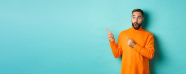 Şaşkın ve meraklı adam tanıtıma bakıyor, sol üst köşedeki fotokopi alanını gösteriyor, turuncu süveter giymiş, turkuaz arka planda duruyor..