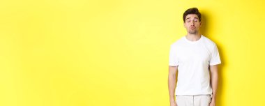 Sevimli bir adamın görüntüsü. Gözleri kapalı ve dudakları büzüşmüş. Öpüşmeyi bekliyor. Boşluğu kopyala