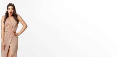 Noel partisi ve kutlama konsepti. Uzun boylu, esmer bir kadın. Şaşırmış görünüyor. Şık giyinmiş, kamera karşısında nefes nefese kalmış..