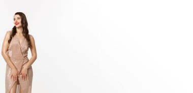 Noel partisi ve kutlama konsepti. Beyaz arka plan üzerinde poz veren zarif, esmer bir kadın..