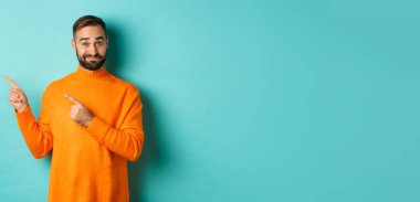 Sol parmakları işaret etmek şüpheli, promosyon teklifi konusunda şüpheci, turkuaz arka plana karşı kararsız..