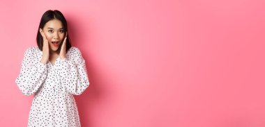 Genç Asyalı kadın meraklı, dedikoducu ve 