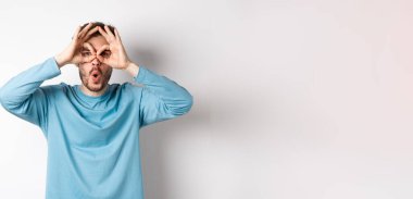 Şuna bir bak. Etkileyici bir genç adam müthiş bir reklam görüyor, el dürbününden bakıyor ve 