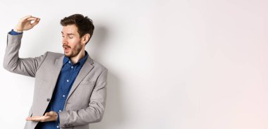 Takım elbiseli iş adamı büyük boy ve heyecanlı görünüyor, büyük para kazanıyor, beyaz arka planda duruyor..