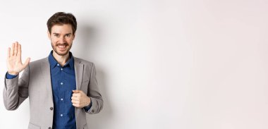 Takım elbiseli gülümseyen yakışıklı iş adamı el sallıyor, dost yüzlü arkadaşını selamlıyor, şöyle diyor:.