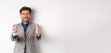 Sıkıntılı işadamı, sinir bozucu insanı boğmak için ellerini uzatır. Beyazlara karşı sinirli ve hayal kırıklığına uğramış bir şekilde dikilir..