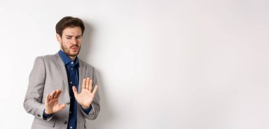 Uzak dur benden. İsteksiz işadamı endişeli bir yüz ifadesiyle geri adım atar, kötü bir teklifi engellemek için ellerini kaldırır, iğrenç bir şeyi reddeder, tiksinti duymaktan kaçınır, beyaz bir altyapısı vardır..