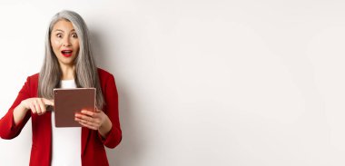 İş için. Şaşırmış kadın işveren dijital tablet ekranı işaret ediyor, kameraya hayran, online promosyon kontrol, beyaz arka plan.