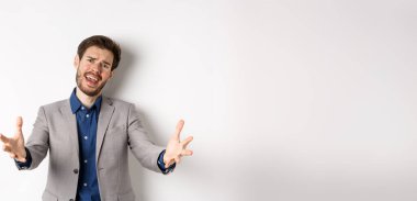 Çaresiz iş adamı ellerini uzatır ve hayal kırıklığına uğrar. Oyunu kaybeder ve haksızlığa uğramış hisseder. Beyaz arka planda takım elbise içinde durur..