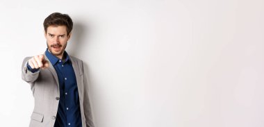 Takım elbiseli, kendine güvenen ve motive olmuş bir iş adamının sana ihtiyacı var. Sinirli bir yüzle kamerayı işaret edip beyaz arka planda duran birini seçiyorsun..