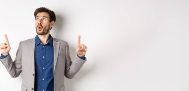 İş elbisesi giymiş harika sakallı bir adam kafasını kaldırıp 