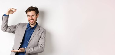 Başarılı iş adamı büyük boy, şekil ve gülümseme göstererek beyaz arka planda duran başarılı bir iş adamı..