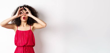 Etkileyici genç bir kadın muhteşem bir şey gördü, el dürbününden baktı ve 