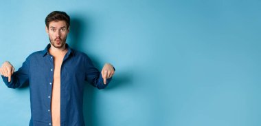 Etkilenmiş adam meraklı görünüyor, 