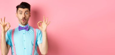 Papyonlu, etkileyici beyaz adam, havalı tekliflere bakıyor, iyi bir jest yapıyor ve şöyle diyor: 