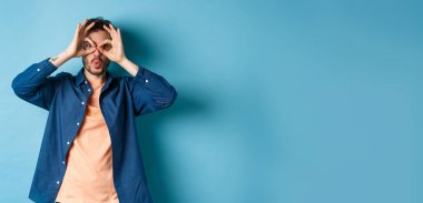 El dürbününden bakıp 