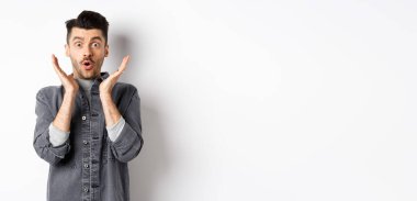 Şaşırmış adamın nefesi kesiliyor. 