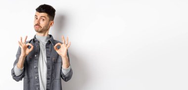 Fena değildi. Etkilenmiş yakışıklı bir adam iltifat etmek için iyi işaretler gösteriyor, iyi iş çıkarıyor, mesela sonuç olarak, beyaz arka planda duruyor..