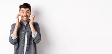 Kızgın adam dişlerini sıkar ve kameraya nefret ve öfkeyle bakar. Kendini bir arada tutmaya çalışır. Öfkeden köpürür..