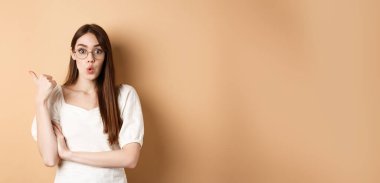 Gözlüklü genç bir kadın, 