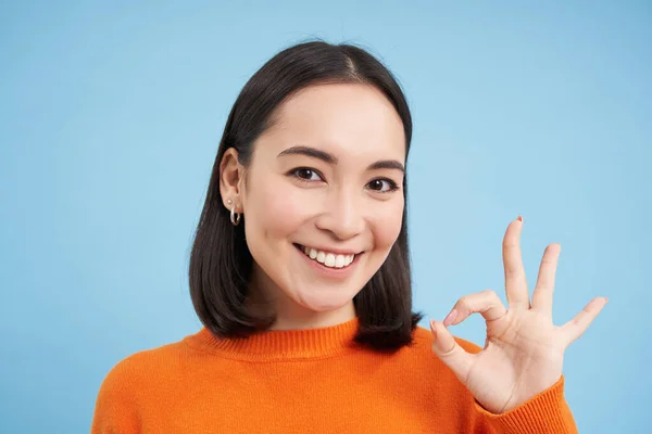 Gülümseyen Güzel Asyalı Kadının Yakın Portresi Tamam Tamam Işareti Gösteriyor — Stok fotoğraf