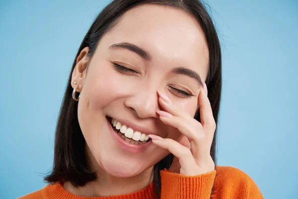 Primer Plano Retrato Mujer Feliz Franca Chica Asiática Riendo Sonriendo —  Fotos de Stock