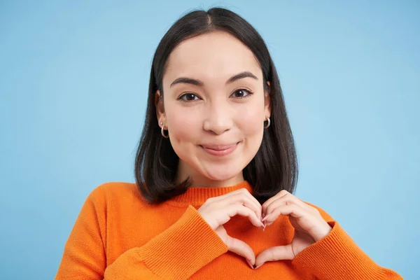 Sevgili Asyalı Kadının Yakın Portresi Kalp Işareti Şefkatle Gülümseme Mavi — Stok fotoğraf