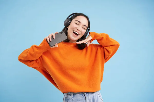 Piękna Koreańska Kobieta Słuchawkach Słuchanie Muzyki Przez Telefon Komórkowy Słuchawkach — Zdjęcie stockowe