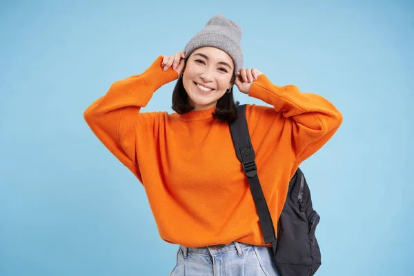 Linda Chica Asiática Sonriente Pone Sombrero Caliente Para Salir Exterior —  Fotos de Stock