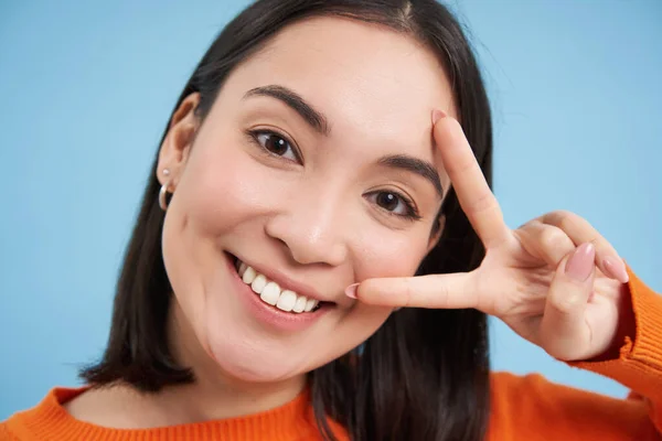 Mujer Japonesa Positiva Feliz Muestra Signo Paz Sonrisas Gesto Signo —  Fotos de Stock