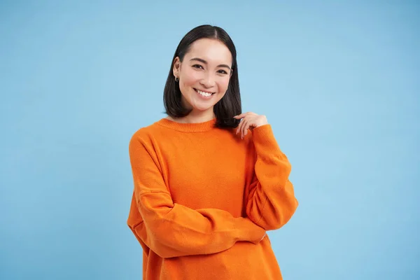 오렌지 셔츠를 학생인 아시아인 여성은 귀엽게 배경에 반해서 학생들 방식의 — 스톡 사진