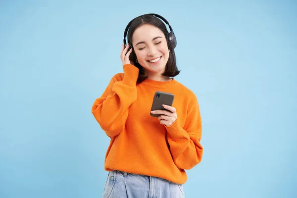 Glückliche Junge Moderne Frau Mit Kopfhörer Und Smartphone Hört Musik — Stockfoto