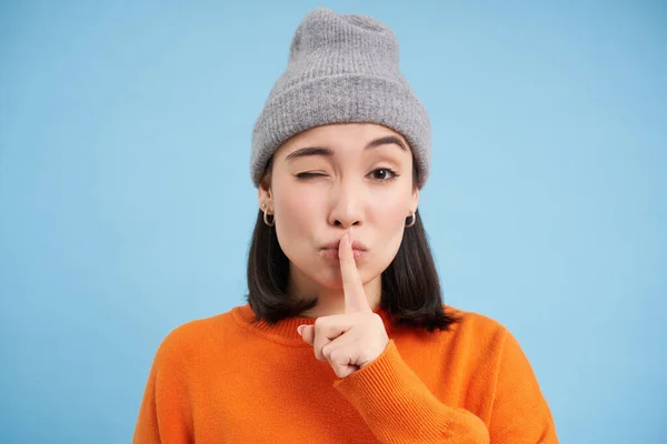 Shh Secreto Primer Plano Retrato Mujer Asiática Sombrero Pone Dedo — Foto de Stock