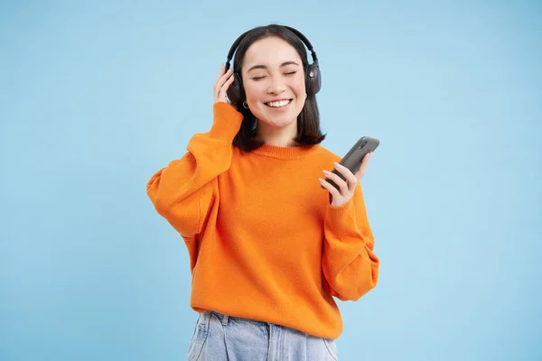 Hermosa Mujer Joven Auriculares Con Teléfono Móvil Escucha Música Auriculares — Foto de Stock