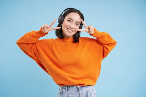 Piękna Koreańska Kobieta Słuchawkach Tańcząca Słuchająca Muzyki Słuchawkach Stojąca Niebieskim — Zdjęcie stockowe