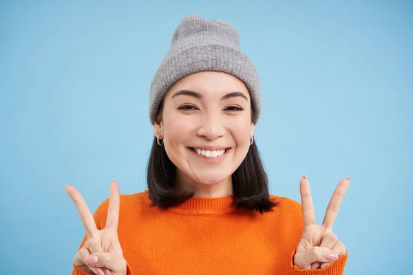 Bereli Olumlu Sevimli Asyalı Kızın Portresi Gülümsüyor Barışı Gösteriyor Kawaii — Stok fotoğraf