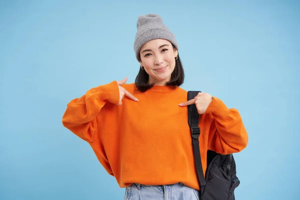 Mulher Coreana Elegante Aponta Para Mesma Fica Chapéu Quente Segura — Fotografia de Stock