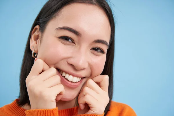 Kauneus Ihonhoito Lähikuva Muotokuva Onnellinen Hymyilevä Japanilainen Nainen Koskettaa Hänen — kuvapankkivalokuva
