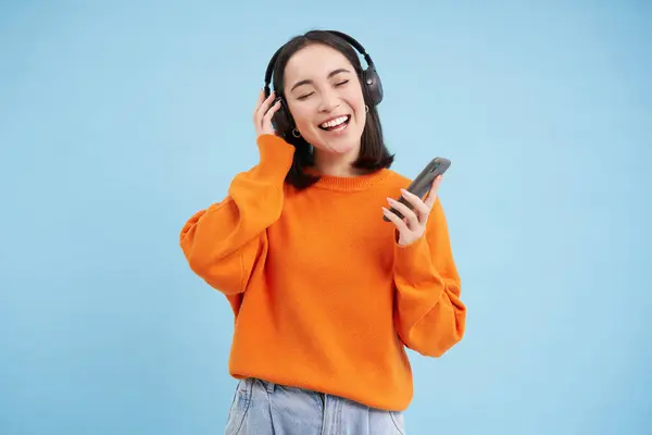 Jeune Femme Casque Avec Smartphone Écoute Musique Aime Chanter Des — Photo