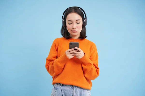 Mujer Joven Auriculares Con Teléfono Inteligente Escucha Música Disfruta Cantando — Foto de Stock