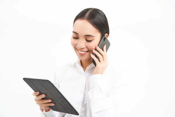 Asiática Mulher Negócios Trabalhando Discutir Negócios Por Telefone Falando Celular — Fotografia de Stock