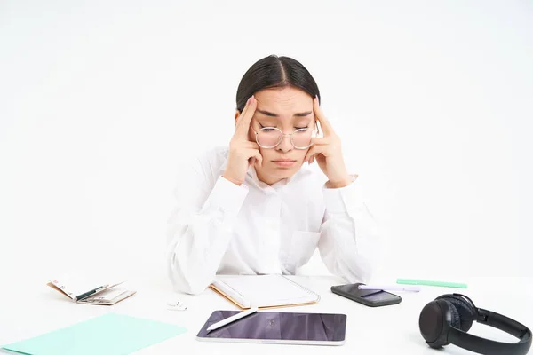 職場とビジネス オフィスで疲れた女性の肖像 会社の従業員は疲れ顔で机に座って 彼女の頭に触れ 白い背景を持っています — ストック写真