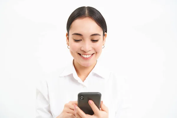 Affärs Och Affärsfolk Ung Asiatisk Kvinnlig Entreprenör Tittar Smartphone Arbetar — Stockfoto