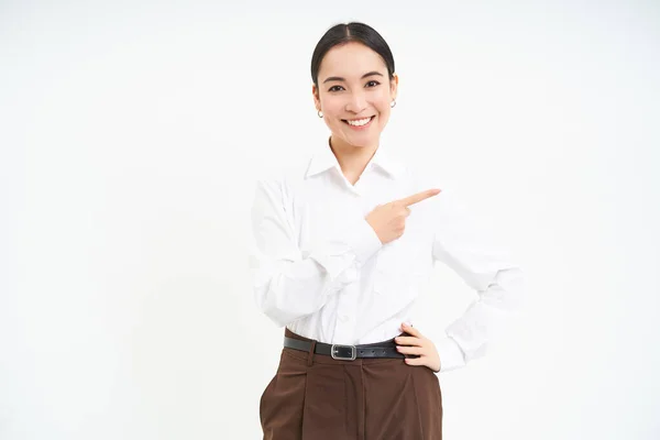 Retrato Mujer Coreana Sonriente Señora Jefe Señala Con Dedo Derecha — Foto de Stock