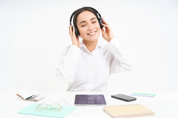 Uśmiechnięta Bizneswoman Słuchawkach Siedzi Przy Biurku Słucha Muzyki Relaksuje Się — Zdjęcie stockowe