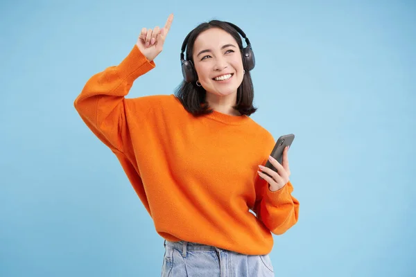 Beautiful Korean Woman Headphones Dancing Listening Music Mobile Phone App — Stock Photo, Image